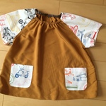 110サイズ＊黄土色×カラフル乗り物柄半袖スモック