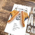 黄色レザースニーカーピアス　コンバース風本革ヌメ革