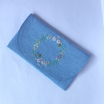 花の刺繍のマスクケース