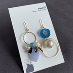 blue チェコビーズのアシンメトリーピアス(イヤリング)