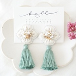 【 フチドリオハナ × タッセル 】白 × 緑色 / 刺繍ピアス( イヤリング )