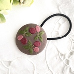 ［受注制作］グミの実の刺繍ヘアゴム＊ブラウン＊くるみボタン