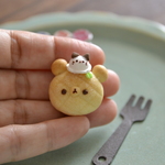 ねこちゃんアイスのせくまメロンぱん ブローチまたはマグネット