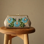 ダークナチュラルリネン　　花刺繍がま口ポーチ　L