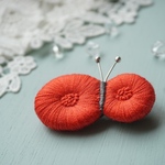 ふっくらちょうちょの刺繍ブローチ［ポピーレッド］