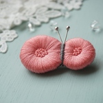 ふっくらちょうちょの刺繍ブローチ［ピンク］