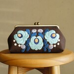 ブラウンリネン　花刺繍がま口ポーチ　L