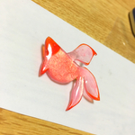 紅色金魚バッジ