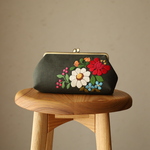 カーキリネン　花刺繍がま口ポーチ　L