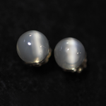 （1点もの）ホワイトムーンストーンのスタッドピアス（6mm・チタンポスト）
