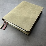 【手縫】ほぼ日手帳カズンA5サイズ用緑グリーン色本革手帳カバー（ケープハント、ダブルペンホルダー）