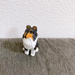 ミニチュア　犬　シェルティ　（トライカラー）置物　フィギュア
