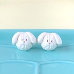 ホイップ犬のピアス/イヤリング(クリーム)樹脂粘土