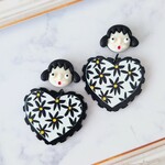 ハートとお花と女の子のピアス
