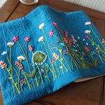 ボタニカルガーデン刺繍　濃い青緑の文庫本サイズのブックカバー A