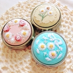 【再販】刺繍ピルケース『マーガレット』