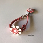 3つのお花　リールキーホルダー（濃いピンク）