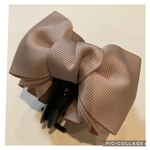 crystal®️ibbon ベージュの3枚重ねシンプルリボンバンスクリップ　バンスクリップの大きさが選べます