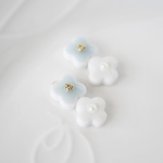 ライトブルー×ホワイト＊美濃焼 ✽ 小さなお花のピアス／イヤリング【14kgf･金属アレルギー対応】小ぶり　