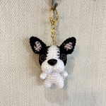 編みぐるみ犬キーホルダー:フレンチブルドッグ（パイド）