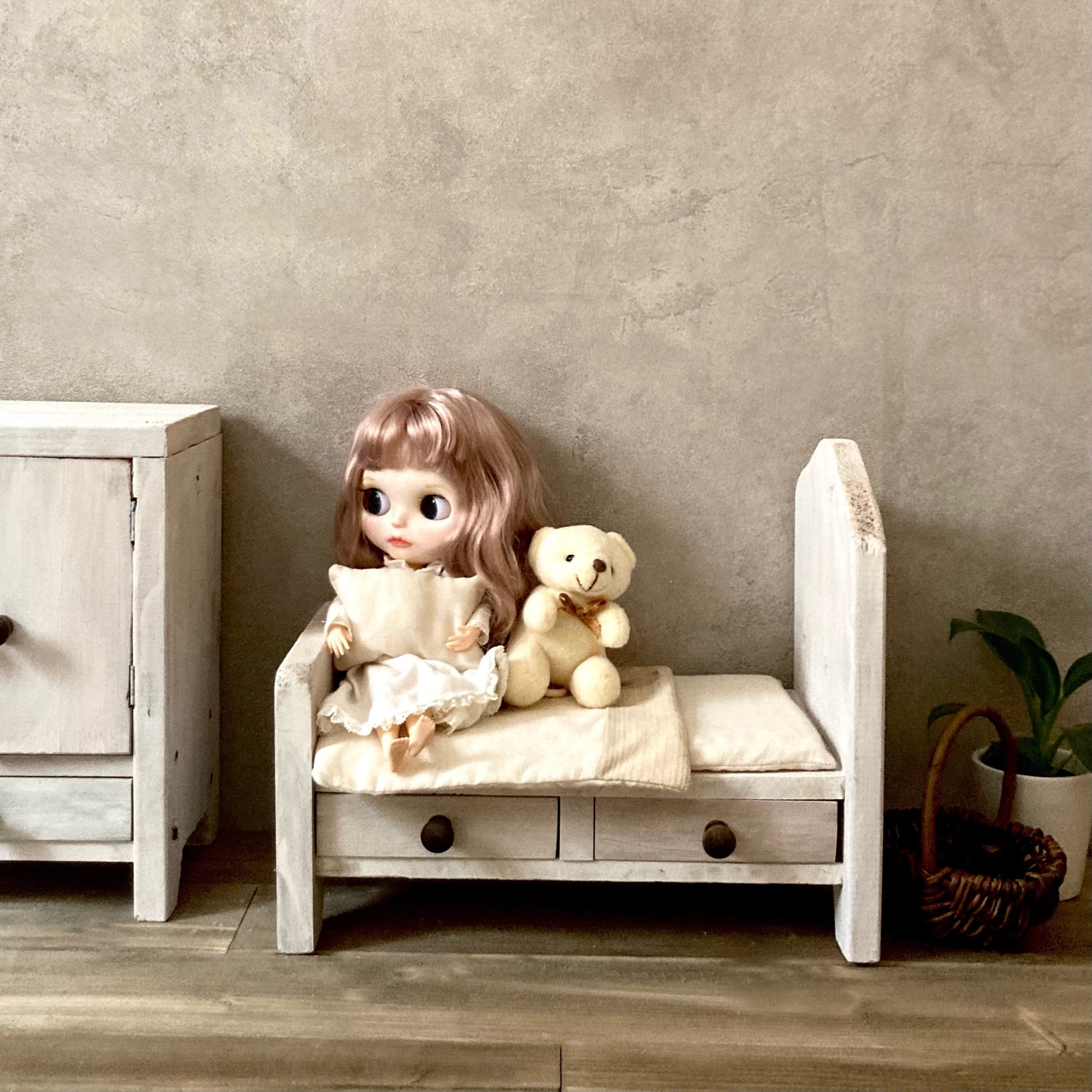 ドールベッド ドールハウス アクセサリー収納 ティッシュカバー になる 卓上ラック 木製 引き出し収納 1/6 ミニチュア家具 ジュエリー収納 お布団セット ホワイト | minne 日本最大級のハンドメイド・手作り通販サイト ドールベッド ドールハウス アクセサリー収納 ティッシュカバー になる 卓上ラック 木製 引き出し収納 1/6 ミニチュア家具 ジュエリー収納 お布団セット ホワイト | minne 日本最大級のハンドメイド・手作り通販サイト