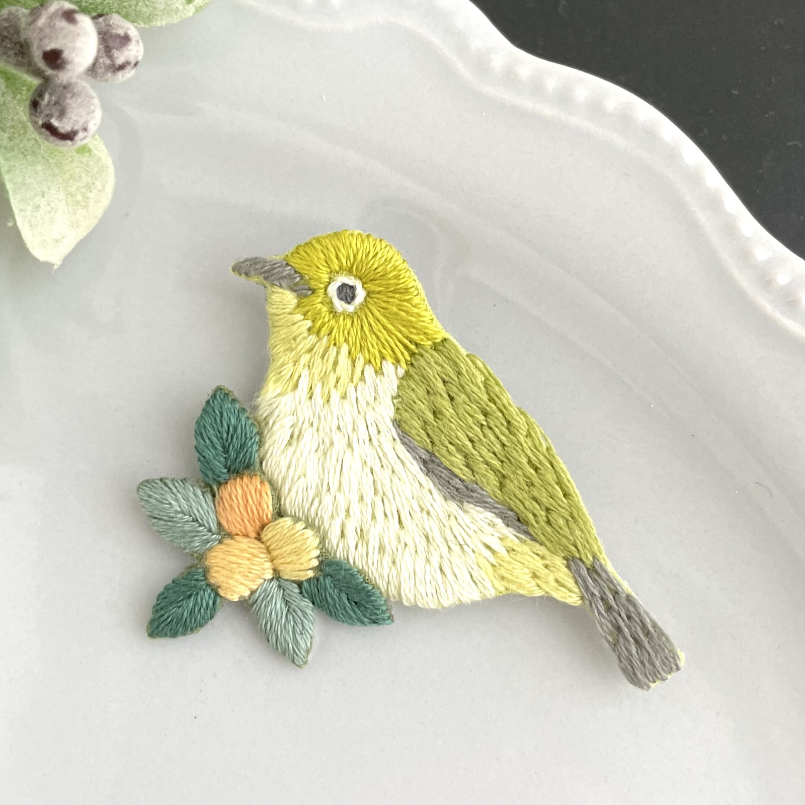 受注制作］メジロの刺繍ブローチ＊小鳥 - CAPRICCIO'S GALLERY | minne