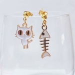 白猫ちゃんと魚の骨パーツのピアス　白系