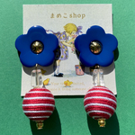 1点のみ✳染めボタンフラワーと糸巻き玉ビーズ✳ピアス､イヤリング✳ヴィンテージ ビンテージ Vintage 糸巻き玉  カラフル アンティーク レトロ 古着 北欧 昭和レトロ トリコロール 赤 青