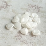 【8x7㍉ 40個】ローズペタル＊opal white＊チェコビーズ＊薔薇＊花びら＊白＊パステル＊ミルキー＊桜＊フラワー＊春＊スプリング