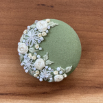 刺繍くるみボタン（ヘアゴム/ブローチ）