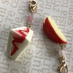フルーツサンドマスクチャーム+うさぎリンゴマスクチャームマスク☆イチゴサンド☆イチゴフルーツサンド☆うさぎリンゴ☆フェイクスイーツ#フェイクフルーツ#マスクチャーム☆イチゴ☆リンゴ☆苺☆林檎