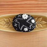 トリさんの刺繍ブローチ　黒にお花みっつ