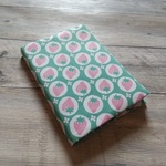 A5ブックカバーc    レトロ苺🍓グリーン