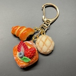 ベリーデニッシュと焼き立てパンのキーホルダー　フェイクスイーツ
