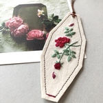 バラの刺繍のリネンのしおり/赤