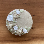 ビーズ刺繍くるみボタン（ヘアゴム/ブローチ）
