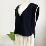 色を楽しむベスト　小さなフリルとモノトーン