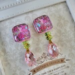 キラキラ✨まるでステンドグラスなスワロフスキーと薔薇の幻想的ピアス✨