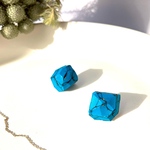 鮮やか大粒ターコイズのスタッドピアス　イヤリング対応・アレルギー対応可