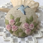 「バラと青い鳥」刺繍ブローチ