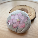 【 蓮の花 ✴︎ 石ころアート 】