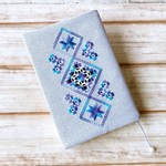 華やかブルーのハーダンガー刺繍のブックカバー②（文庫本）