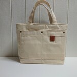 エクルベージュのトートバッグ