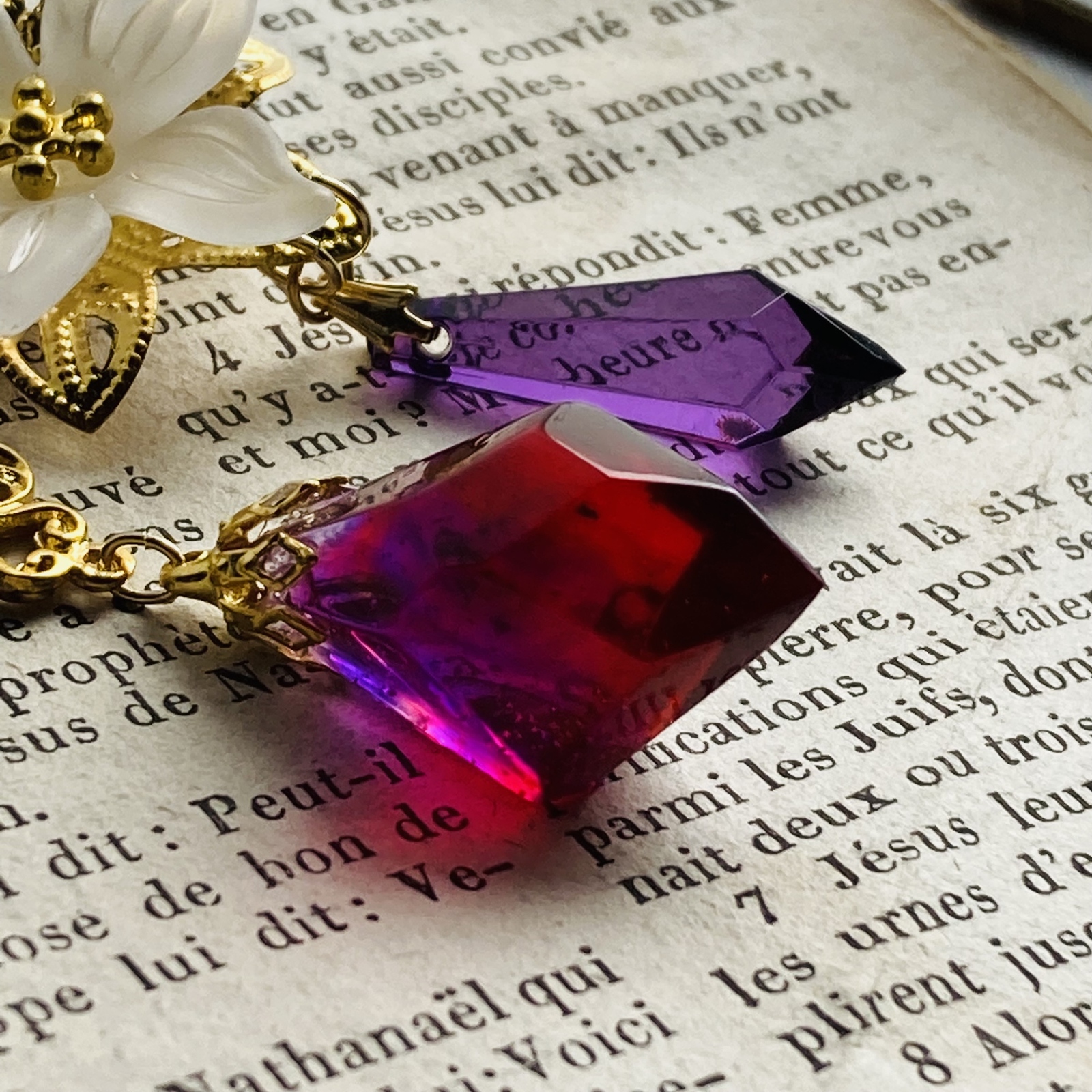 熱砂の国　美しい蛇の化身　SSR 　白い花　バイカラー鉱石　ピアス　イヤリング CEST BIENイヤリング＋ネックレス。 再販✖️6 熱砂の国 美しい蛇の