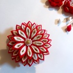 つまみ細工　華やかな紅白のダリア