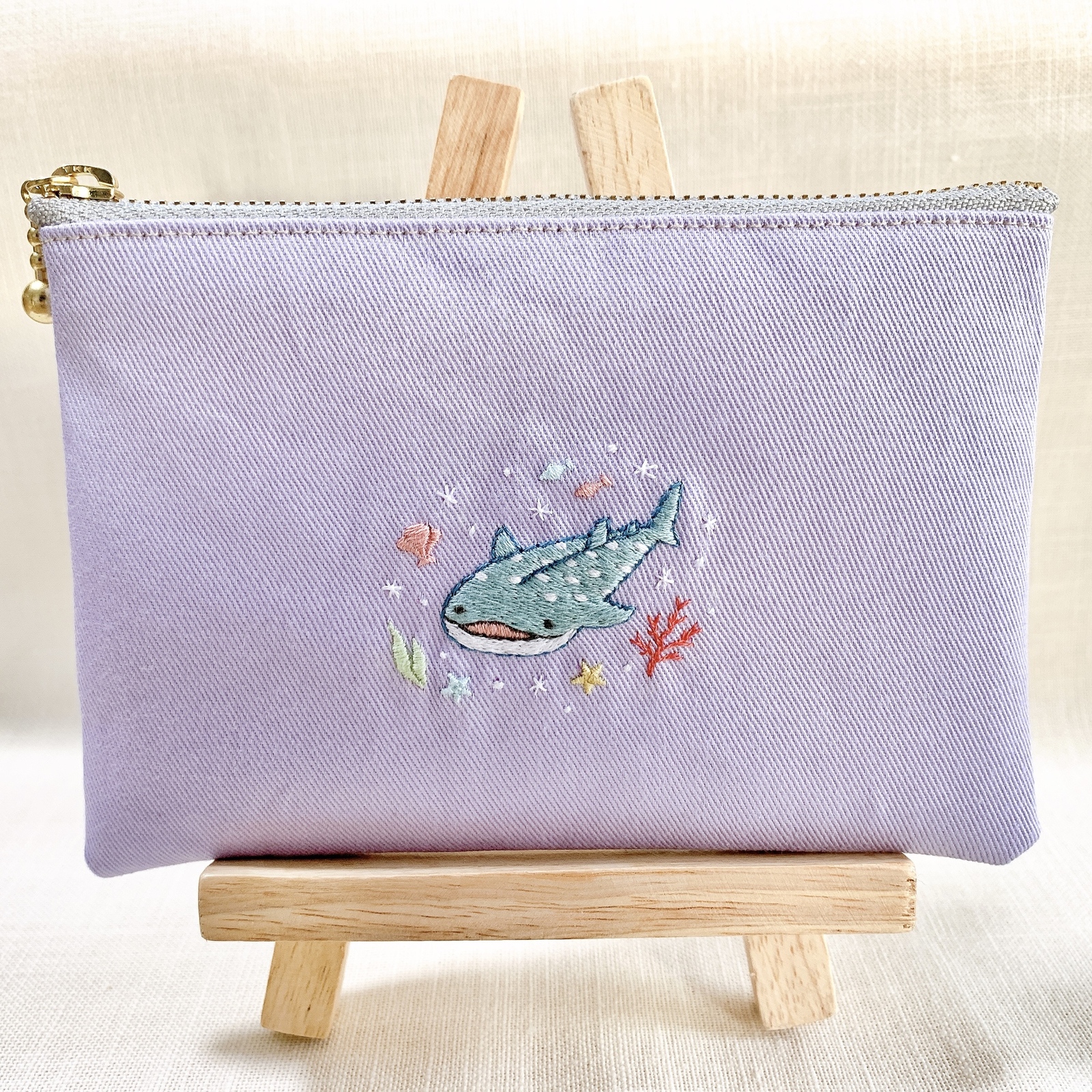 優しいお顔のジンベエザメ 刺繍ポーチ - mame.pii'S GALLERY