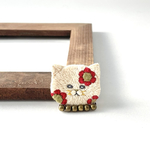 猫の刺繍ブローチ【赤花レトロ】