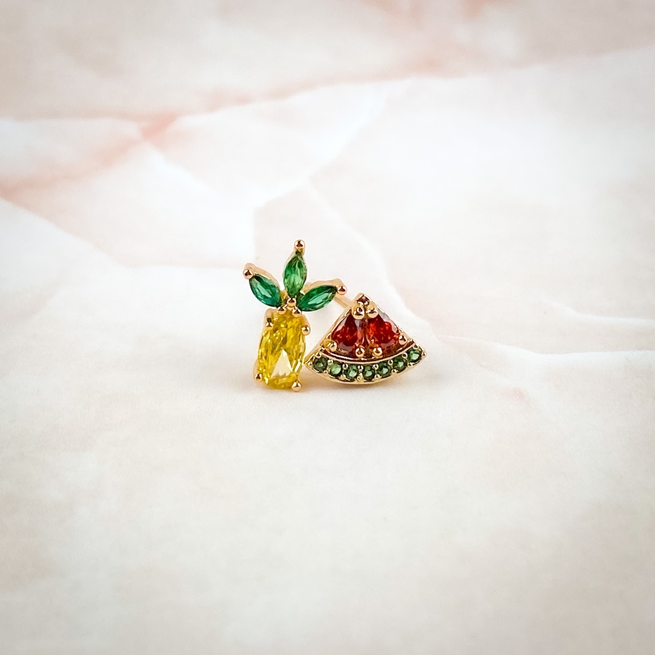 可愛い◎【BaubleBar】パイナップルとスイカのピアスセット パイナップルとスイカのおもしろアシンメトリーフルーツピアス