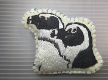 フンボルトペンギンの刺繍ブローチ
