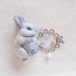 ウサギと毛糸玉 バッグチャーム(Sサイズ)